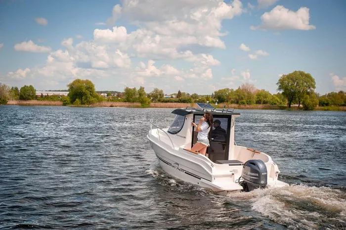 sport yacht pilothouse 580